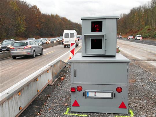 Ein mobiler Blitzer auf einem Anhänger wie er auch an der Max-Brauer-Allee platziert ist (Illustration).