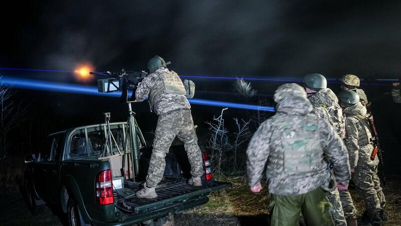 Drohnenjagd und Trümmerbergung: Odessa im Krieg Ein mobiler Drohnen-Abwehrtrupp trainiert nachts den Abschuss russischer Drohnen östlich von Odessa.