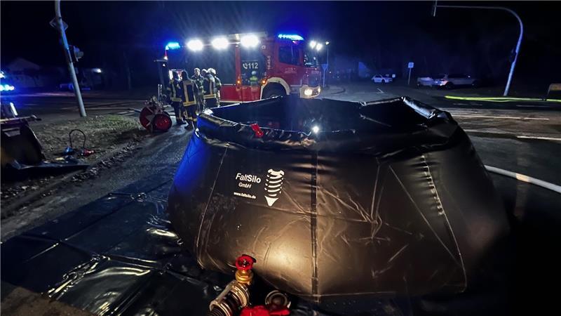 Ein mobiler Wasserspeicher wird auf der B73 aufgebaut.