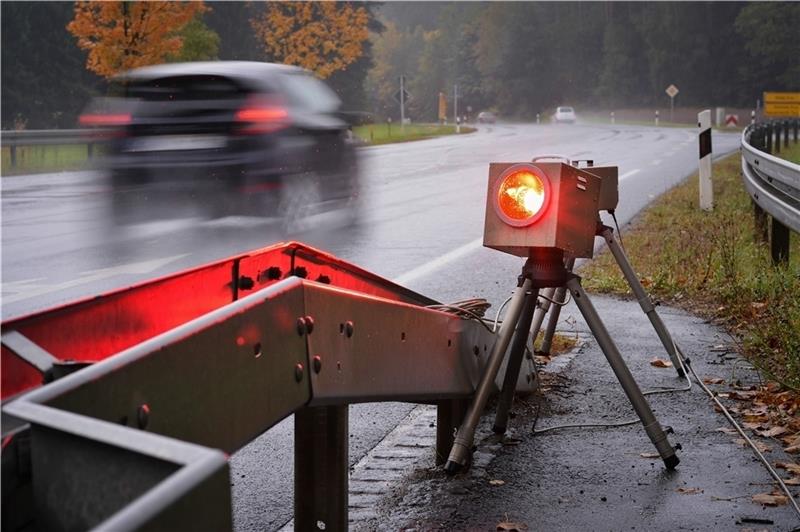 Ein mobiles Blitzgerät fotografiert an einer Bundesstraße. Symbolfoto: David-Wolfgang Ebener/dpa