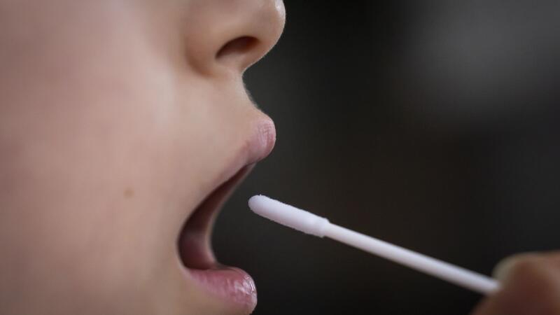 Mutmaßlicher Millionenbetrug mit Corona-Tests - Anklage Ein mutmaßlicher Betrüger soll Hunderttausende Corona-Tests abgerechnet und einen Millionenschaden verursacht haben - jetzt hat die Staatsanwaltschaft Hannover Anklage erhoben. (Symbolbild)