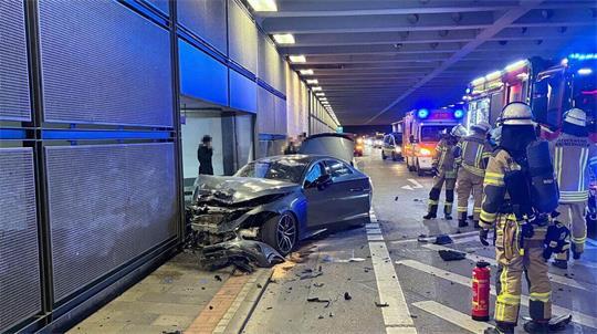 Ein mutmaßliches Autorennen endete am Montagabend auf der Columbusstraße in Bremerhaven mit einem Unfall. Foto: Polizei Bremerhaven