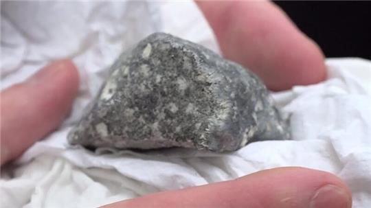 Ein mutmaßliches Meteoritenteil wurde von Meteortitensuchern auf einem Feld bei Ribbeck gefunden.