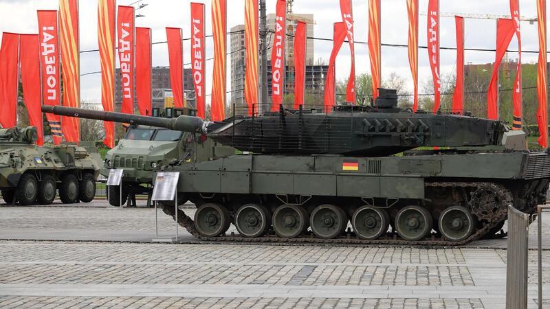 Kriegstrophäen in Moskau: Leopard und Marder bei Ausstellung Ein nach russischen Angaben in der Ukraine erbeuteter deutscher Leopard-2-Kampfpanzer wird bei der Kriegstrophäen-Schau in Moskau gezeigt.