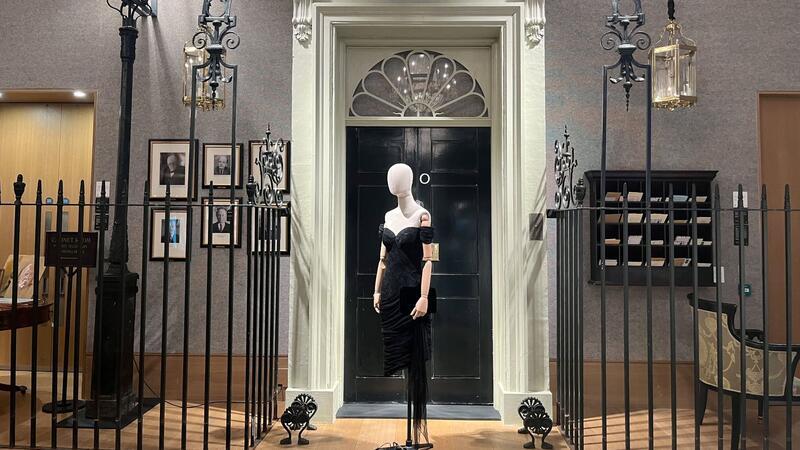 Auktionshaus versteigert Requisiten aus „The Crown“ Ein nachgebauter Eingang zum Londoner Regierungssitz in der Downing Street und ein nachgeschneidertes Kleid, das Prinzessin Diana einst trug („Revenge Dress“) werden vor einer Versteigerung im Auktionshaus Bonhams ausgestellt.