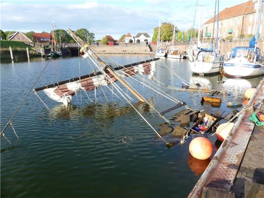 Ein nachgebautes Wikingerschiff sinkt im Hafen von Hooksiel im Landkreis Friesland. Foto: -/Wasserschutzpolizei Wilhelmshaven/dpa