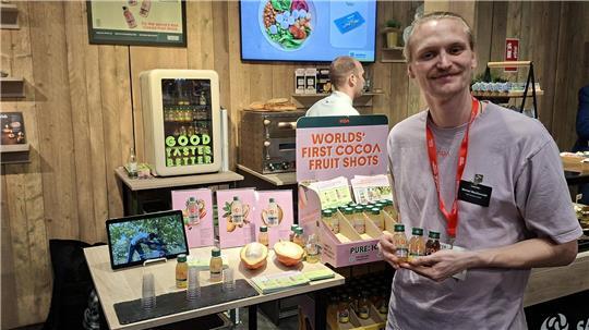 Ein nachhaltiger Gedanke: Die Kakaofrucht zu retten und das schmackhafte Fruchtfleisch zu nutzen, ist die Mission von Einer Firma aus Düsseldorf. Seit einem halben Jahr vertreibt sie laut Vertriebsmitarbeiter Michael Wasikowski Shots mit Fruchtsaft aus der Kakaofrucht.
