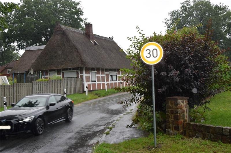 In Ketzendorf gilt jetzt Tempo 30 – Halten sich Autofahrer daran? Ein neu aufgestelltes Verkehrsschild ordnet Höchsttempo 30 auf der Ortsdurchfahrt in Ketzendorf an. Fotos: Sulzyc