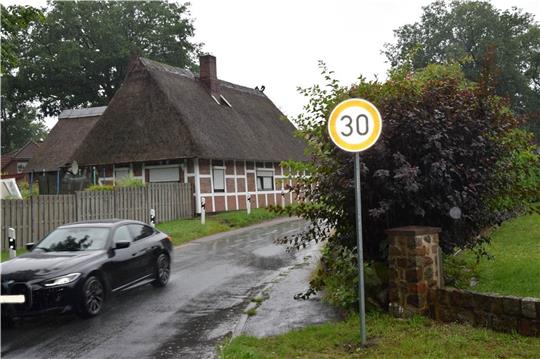 Ein neu aufgestelltes Verkehrsschild ordnet Höchsttempo 30 auf der Ortsdurchfahrt in Ketzendorf an. Fotos: Sulzyc