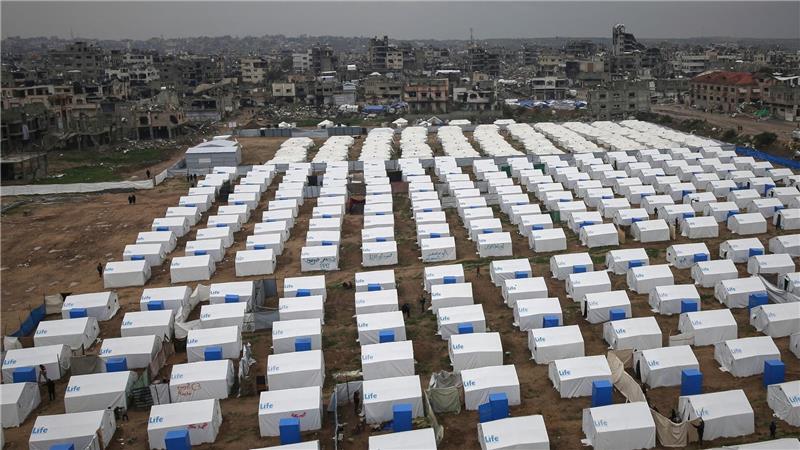 Ein neu errichtetes Zeltlager für vertriebene Palästinenser in Gaza-Stadt.
