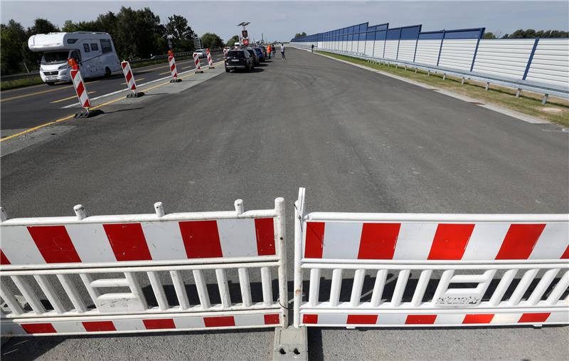 Ein neu gebauter Abschnitt der Autobahn 20 in Mecklenburg-Vorpommern. Foto: Bernd Wüstneck/dpa-Zentralbild/dpa