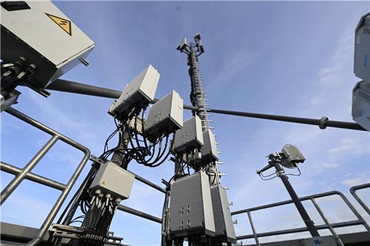 Ein neuer 5G-Mobilfunkmast von Vodafone. Bis 2025 soll der gesamte Kreis an das schnelle Netz angebunden sein. Foto: Roberto Pfeil/dpa