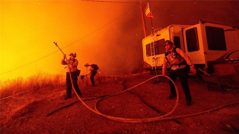 Ein neuer Brand in Kalifornien treibt Tausende Menschen aus ihren Häusern.