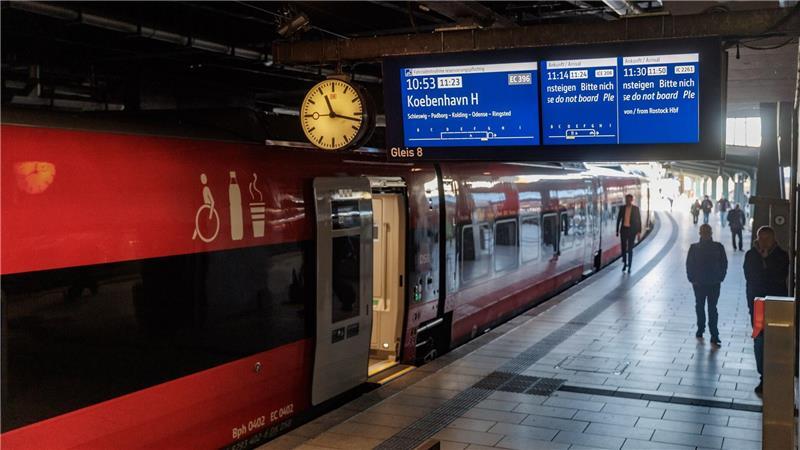 Ein neuer Eurocity-Zug hält am Gleis 8 des Hamburger Hauptbahnhofs.