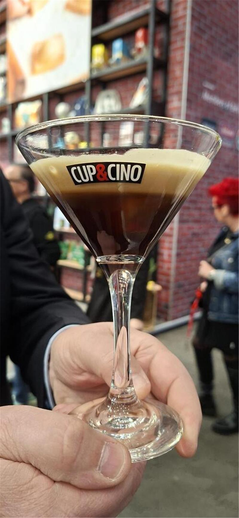 Ein neuer Kaffeevollautomat kredenzt warme und kalte Kaffeegetränke, wie auch den angesagten Espresso Martini, in dem gar kein Martini enthalten ist. 