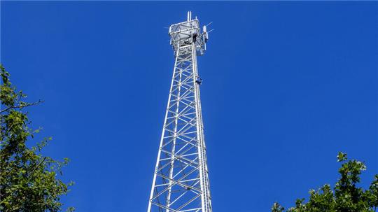 Ein neuer etwa 40 Meter hoher Stahlgittermast für schnelleren Mobilfunk in Agathenburg wird das Mobilfunknetz der Telekom ergänzen.