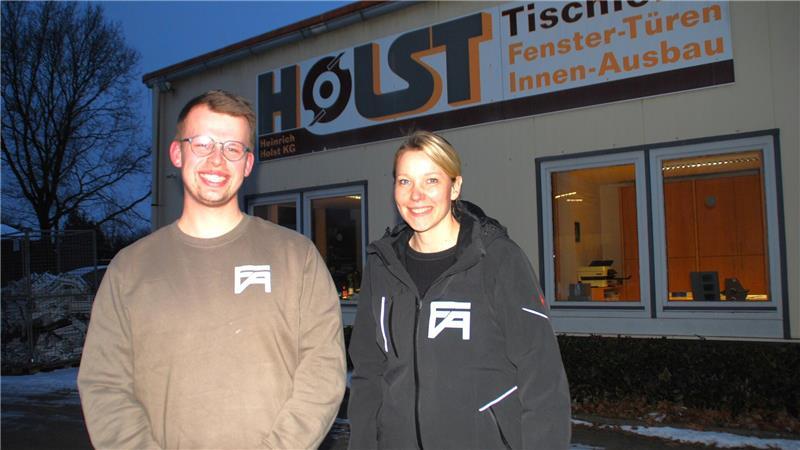 Ein neues Firmenschild ist bereits in Arbeit: Fabian Ahlf und Johanna Bösch vor der Tischlerei im Beckdorfer Gewerbegebiet.