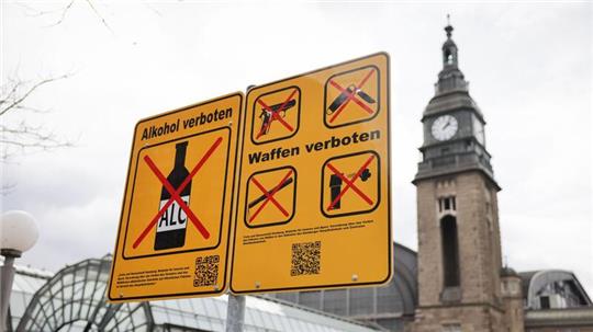 Ein neues Hinweisschild zum Verbot von Alkoholkonsum ist am Hachmannplatz vor dem Hauptbahnhof zu sehen.