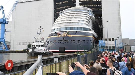 Ein neues Kreuzfahrtschiff der Meyer Werft verlässt das Baudock in Papenburg.