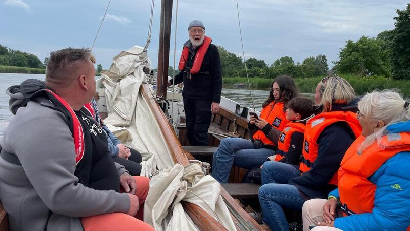 Ein nicht alltägliches Vergnügen: Mitsegeln auf dem Kutter.