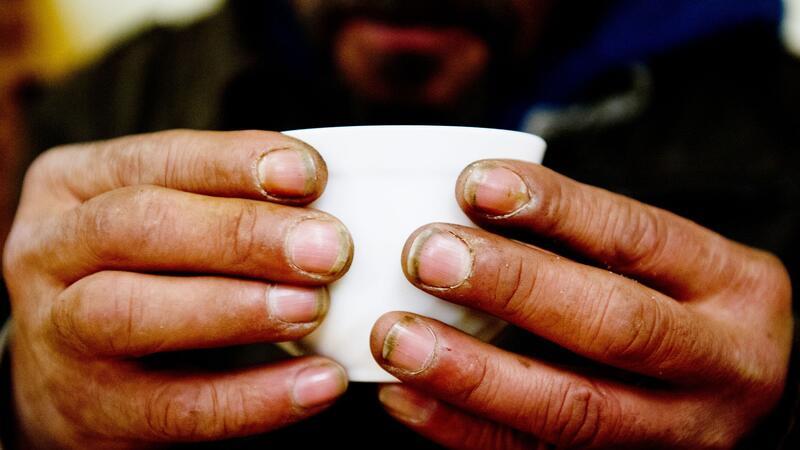 Wohnungslosen-Hilfe: Bei Kälte auf Bedürftige achten Ein obdachloser Mann in einem Nachtcafé.