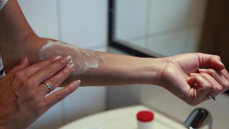 KI soll künftig gegen Neurodermitis und Schuppenflechte helfen Ein oft quälender Juckreiz gehört für Neurodermitis- und Schuppenflechte-Patienten zum Alltag. In vielen Fällen reicht eine Behandlung mit Hautcremes nicht aus