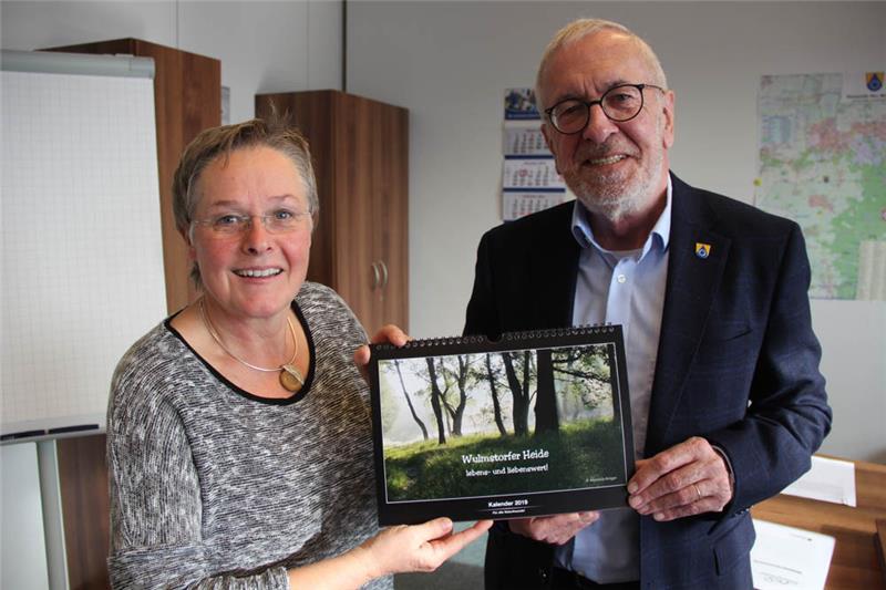 Ein optischer Appell an den Bürgermeister: Kerstin Münnich-Krüger übergibt Wolf Rosenzweig den von ihr gestalteten Kalender mit Fotoimpressionen aus der Wulmstorfer Heide.