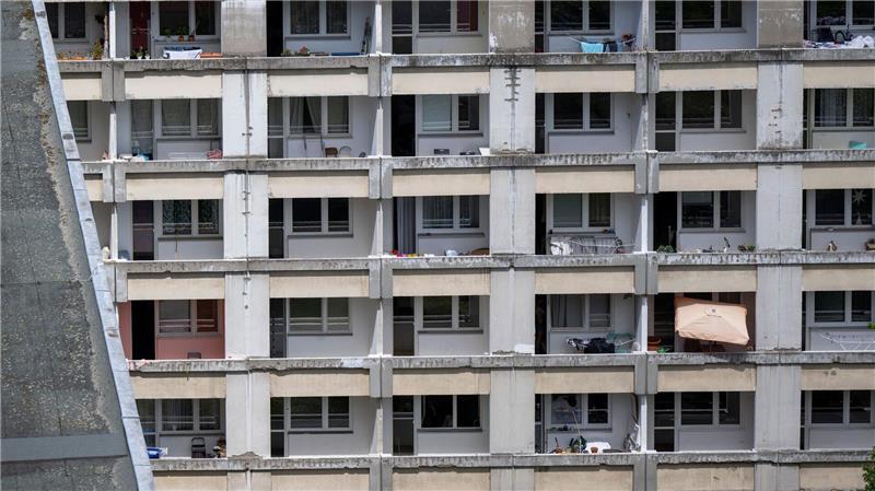 „Bin ich jetzt tuff?“ - Tiktoker will Ostdeutschland pushen Ein ostdeutsches Klischee: Leben im Plattenbau. (Archivbild)