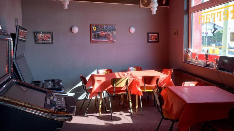 Ein paar „Ferrari“-Bilder hängen noch an der Wand, ansonsten setzt der neue Mieter aber auf einen eher minimalistischen Stil.