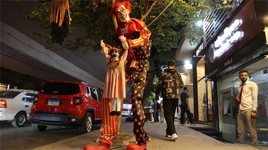 Ein paar Geschäfte in Kairo verkaufen gruselige Kostüme zu Halloween. (Archivbild)