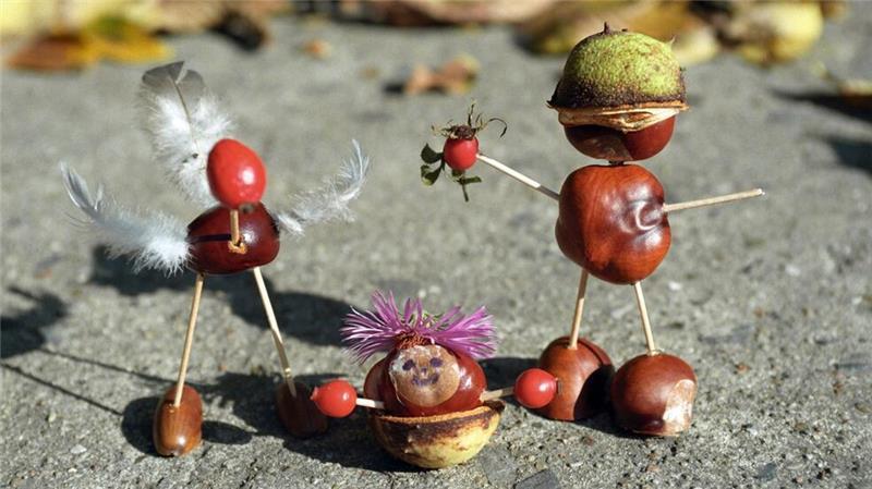 Ein paar Kastanien, Streichhölzer und Federn: Schon sind die Kastanien-Männchen fertig. (Archivbild)