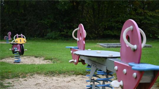 Ein paar Schaukelpferde und ein kleiner Sandkasten: Mehr gibt es auf dem Spielplatz Im Lakum nicht.
