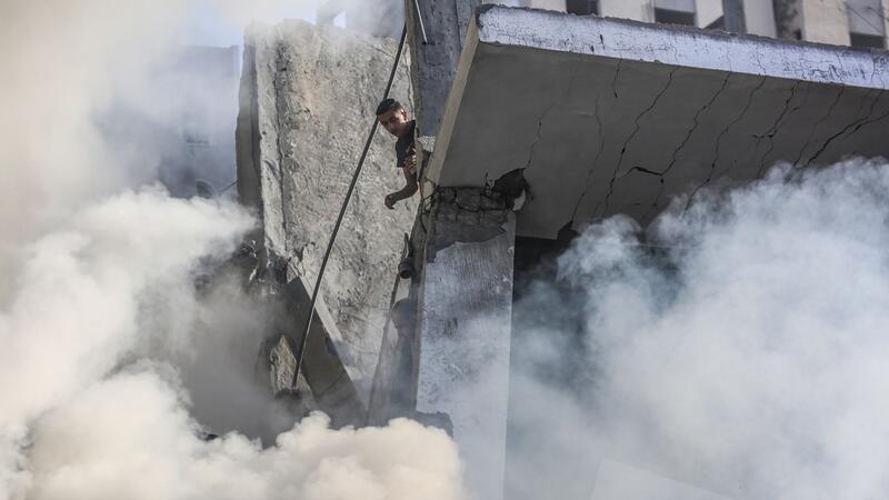 UN-Berichterstatterin zu Gaza-Krieg: „Starren in Abgrund“ Ein palästinensischer Junge blickt in Chan Junis im Gazastreifen nach einem israelischen Luftangriff auf ein zerstörtes Gebäude.