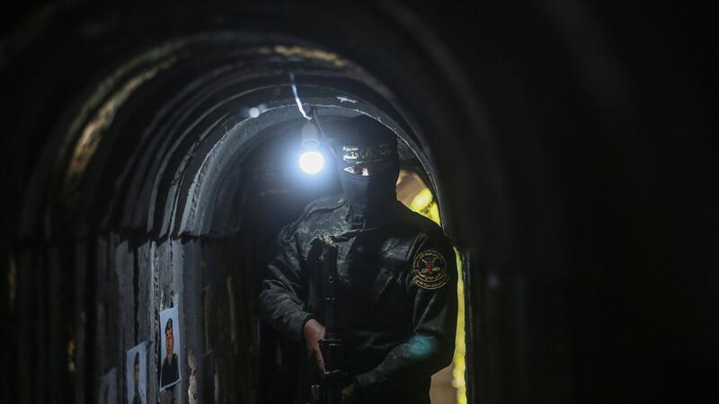 Ein palästinensischer Kämpfer geht durch einen Tunnel unterhalb des Gazastreifens (Archivbild). Experten sprechen von „Dutzenden von Kilometern unter der Erde mit Kommando-, Kontroll- und Kommunikationsräumen, Vorratskammern und Abschussrampen für die Raketen“.