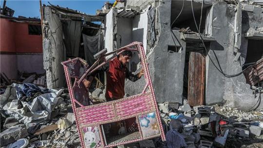 Ein palästinensischer Mann inspiziert sein zerstörtes Haus nach israelischen Luftangriffen im südlichen Gazastreifen. Auch viele Deutsch-Palästinenser sind von dem Krieg betroffen.