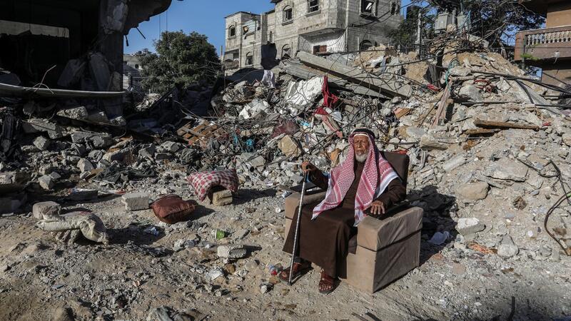 Ein palästinensischer Mann sitzt in Rafah auf den Trümmern eines zerstörten Hauses