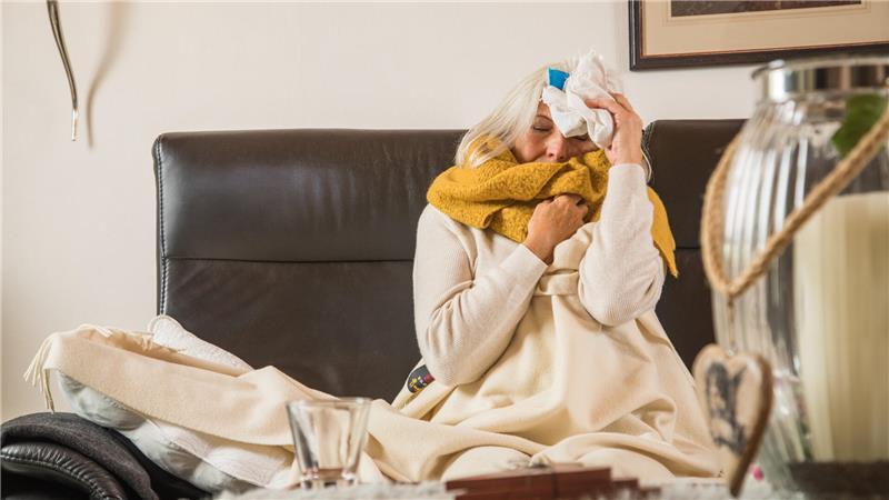 Ein plötzlicher Krankheitsbeginn mit Fieber, Gliederschmerzen und Husten ist typisch für eine Influenza-Erkrankung.