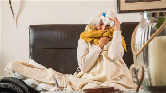 Ein plötzlicher Krankheitsbeginn mit Fieber, Gliederschmerzen und Husten ist typisch für eine Influenza-Erkrankung.