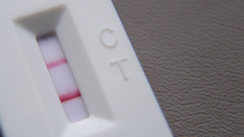 Infektionswelle: Was tun gegen Schnupfen, Husten und Corona? Ein positiver Corona-Schnelltest liegt auf einem Tisch: In Deutschland verbreiten sich Coronaviren wieder sehr rasch.