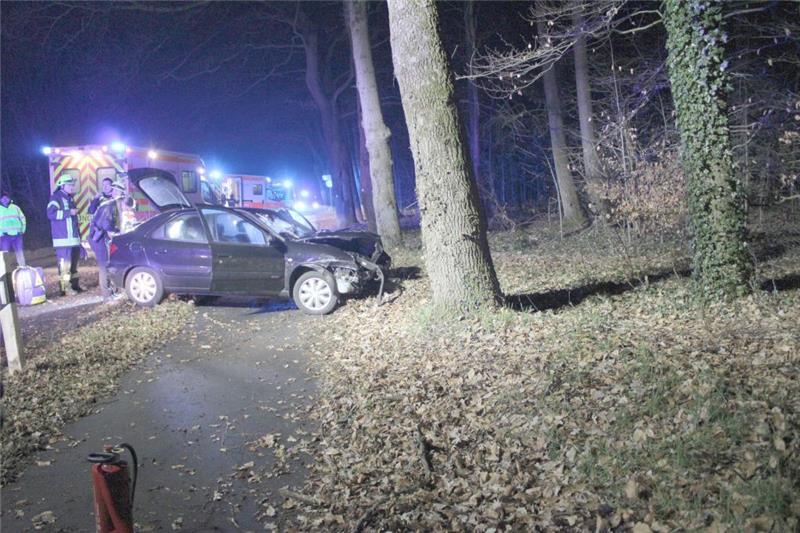 Gegen Baum geprallt: Zwei Schwerverletzte nach missglücktem Überholmanöver Ein prallte zwischen Ahlerstedt und Bokel nach einem Überholmanöver gegen einen Baum. Foto: Feuerwehr
