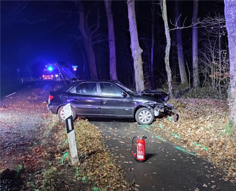 Gegen Baum geprallt: Zwei Schwerverletzte nach missglücktem Überholmanöver Ein prallte zwischen Ahlerstedt und Bokel nach einem Überholmanöver gegen einen Baum. Foto: Feuerwehr