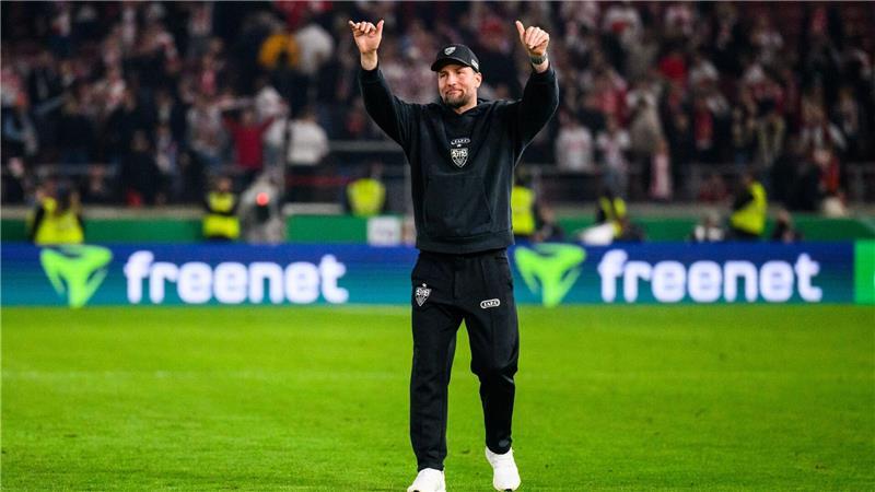 Ein prickelnder Moment: Sebastian Hoeneß genießt die frenetische Stimmung im Stadion.