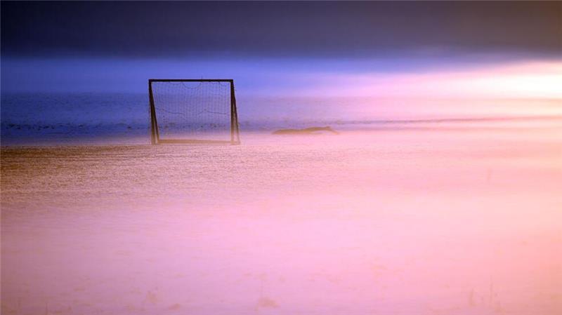 Ein provisorisches Fußballtor steht im Nebel am frühen Morgen in Köln.