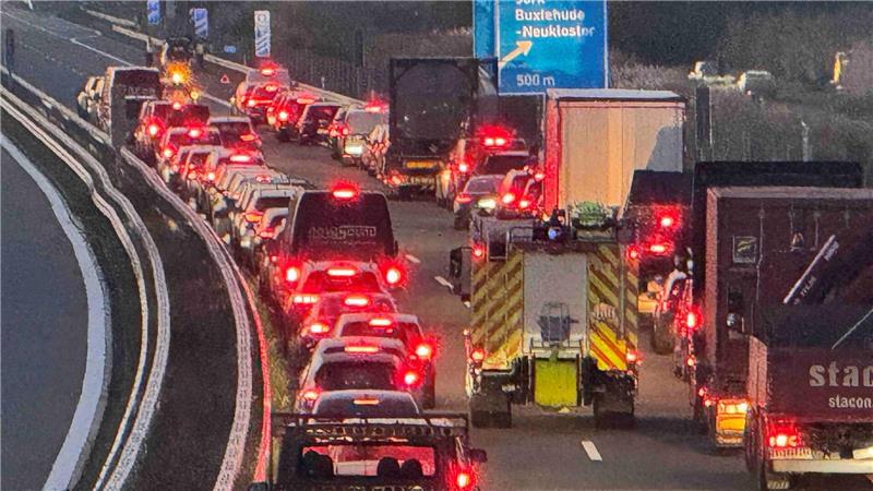 Ein qualmendes Auto hat für Chaos im Feierabendverkehr auf der A26 bei der Abfahrt Jork gesorgt.