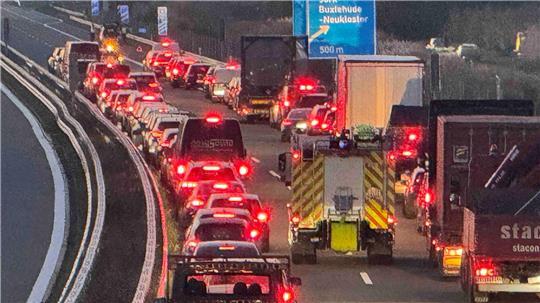 Ein qualmendes Auto hat für Chaos im Feierabendverkehr auf der A26 bei der Abfahrt Jork gesorgt.