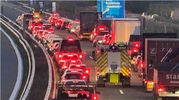 Ein qualmendes Auto hat für Chaos im Feierabendverkehr auf der A26 bei der Abfahrt Jork gesorgt.