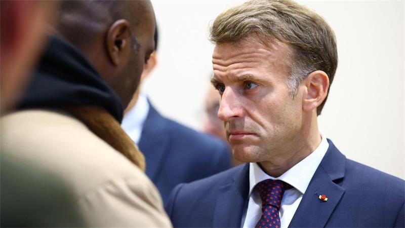 Ein rassistischer Terroranschlag erschüttert Frankreich mitten in der wegen der teils gewalttätigen Sozialproteste bereits angespannten Lage.