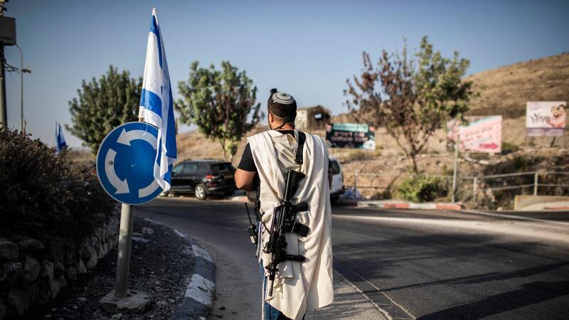 Ein rechtsgerichteter israelischer Siedler trägt eine Waffe nahe der palästinensischen Stadt Nablus im Westjordanland (Archivfoto). Die EU verhängt erstmals Sanktionen wegen der Gewalt radikaler israelischer Siedler.