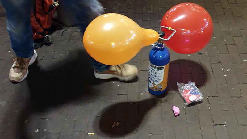Drogenkurier verunfallt? Partydroge sorgt für Gefahrguteinsatz Lachgas wird in Luftballons gefüllt.