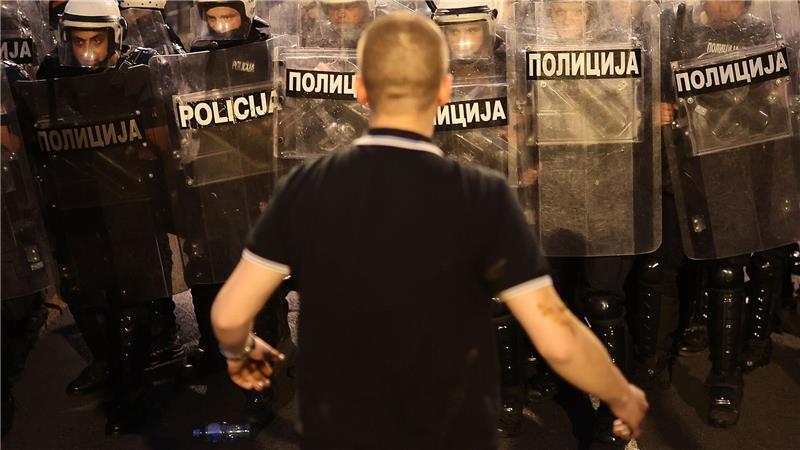 Ein regierungskritischer Demonstrant verspottet die Bereitschaftspolizei während einer von protestierenden serbischen Universitätsstudenten angeführten Kundgebung, die politische Veränderungen in dem von Präsident Aleksandar Vucic geführten Balkanland fordern.